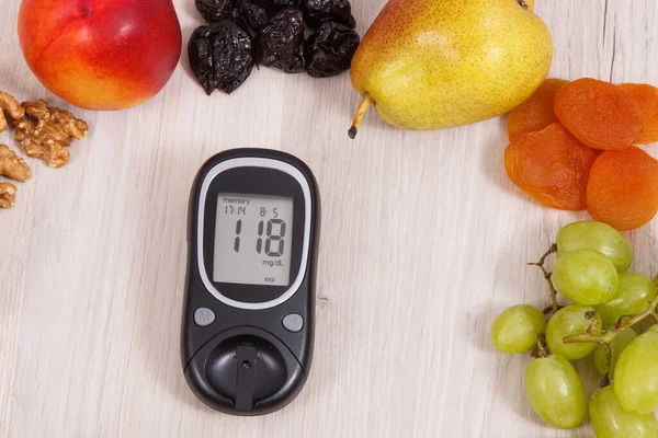 Glucose Meter Result Measurement Sugar Level Fresh Ripe Healthy Fruits — Stock Photo, Image