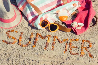 Yaz yazında kehribar taşı ve aksesuarlardan yapılmış. Rahatlamak ya da kumsalda güneşlenmek için. Seyahat, turizm ve tatil zamanı kavramı