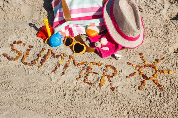 여름에는 햇빛의 휴식을 액세서리 일광욕을 액세서리 해변에서 위에서 아이들의 장난감 — 스톡 사진