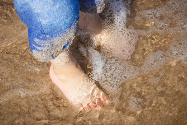 Piedi Bambino Sulla Sabbia Mare Estate Vacanza — Foto Stock