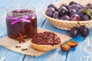 Erikli marmelatlı sandviçler veya reçelli, sağlıklı tatlı atıştırmalık veya tatlı konsepti