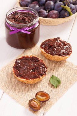 Erikli marmelatlı veya reçelli taze sandviçler. Lezzetli kahvaltı kavramı.