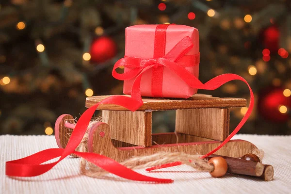 Regalo Confezionato Con Nastri Natale Sdraiato Slitta Legno Albero Natale — Foto Stock