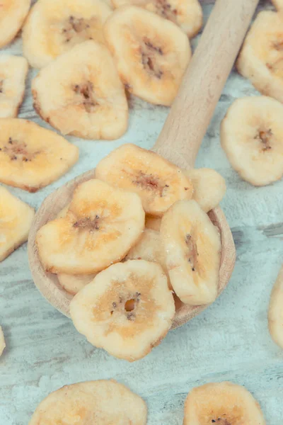 Montón Chips Plátano Con Cuchara Madera Como Aperitivo Natural Para — Foto de Stock