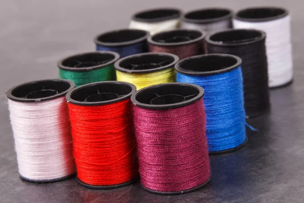Катушки Разноцветной Нити Используемые Вышивки Шитья — стоковое фото