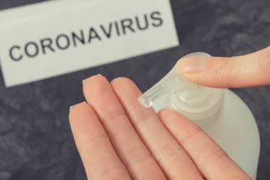 Dezenfeksiyon ya da el yıkama için alkol ya da sabunla dezenfektan sıvısı. Salgın koronavirüsü yaymayı bırak. Covid-19. 2019-NCoV. Sars-CoV-2