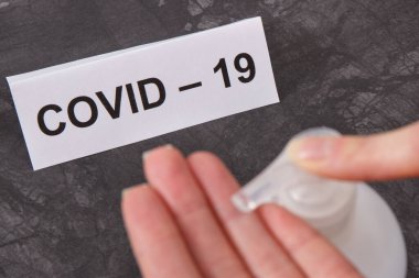 Dezenfeksiyon ya da el yıkama için alkol ya da sabunla dezenfektan sıvısı. Salgın koronavirüsü yaymayı bırak. Covid-19. 2019-NCoV. Sars-CoV-2