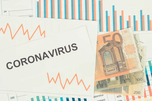 Inscrição Coronavírus Moedas Euro Gráficos Para Baixo Representando Crise Financeira — Fotografia de Stock