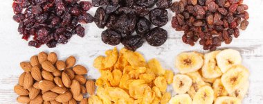 Kaynak karbonhidrat, beslenme lifleri, vitaminler ve mineraller, sağlıklı ve besleyici yemek kavramı olarak kurutulmuş malzemeler.