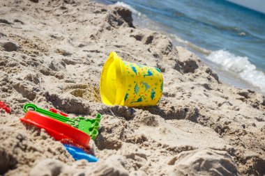 Çocuklar dinlenmek için plastik oyuncaklar ya da yaz kumsalında kumlarda oynamak için. Tatil zamanı.