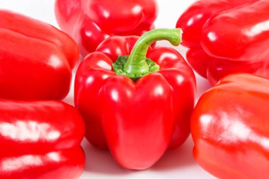 Beyaz arka planda taze kırmızı biber, sağlıklı beslenme kavramı.