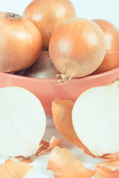 Foto Vintage Cebollas Peladas Sin Pelar Con Tazón Vidrio Sobre — Foto de Stock