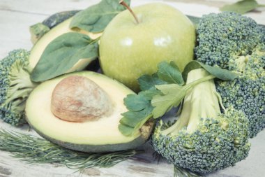 Klasik fotoğraf, doğal yeşil malzemeler veya kaynak vitamin ve mineral gibi ürünler, sağlıklı beslenme konsepti