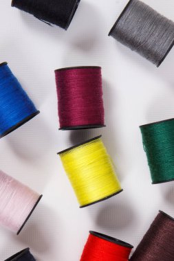 Dikiş ve dikiş işlerinde kullanılan renkli iplik maketleri