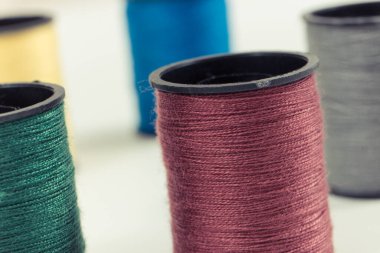 Renkli iplik makaraları. Dikiş ya da dikiş için aksesuarlar