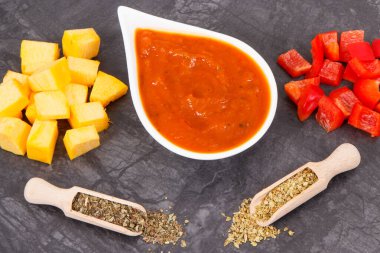 Tabak, malzeme ve baharatlara ek olarak ev yapımı balkabağı sosu veya ketçap.