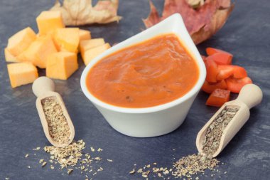 Taze hazırlanmış ev yapımı balkabağı ketçapı ya da malzeme ve baharatlı sos.