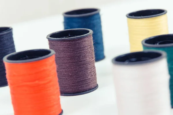 Bobinas Hilo Colores Como Accesorios Para Usar Costura Costura — Foto de Stock