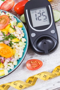 Şeker seviyesini kontrol etmek için glikoz ölçer ve bulgur grat ve sebzelerle taze salata en iyi besin olarak vitamin ve mineraller şeker hastaları, diyet ve zayıflama için