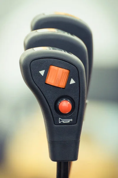 포크리프트나 산업용 기계의 버튼으로 레버를 — 스톡 사진