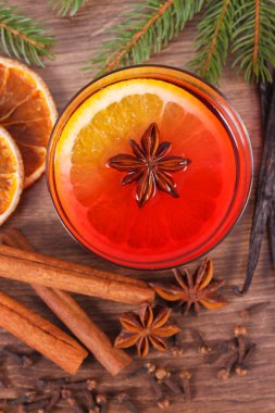 Noel için sıcak şarap ya da kış akşamı ahşap yüzey tahtasında, ladin dalları ve baharatlar, tarçın vanilyalı anason karanfilleri kurutulmuş ve taze portakal