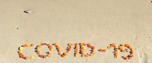 Covid Plajda Kumdaki Kehribar Taşlarından Yapılmış Tatiller Koronavirüs Salgını Sırasında — Stok fotoğraf