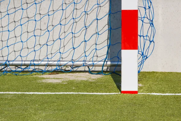 Oyun Sahasında Kırmızı Beyaz Kale Direkli Futbol Hentbol Golü Spor — Stok fotoğraf