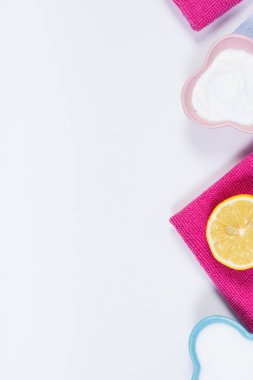 Ev temizliği için aksesuarlar ve zehirli olmayan doğal deterjanlar, ev işleri kavramı