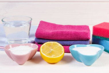 Evi temizlemek için doğal deterjanlar ve renkli aksesuarlar, ev işleri kavramı.