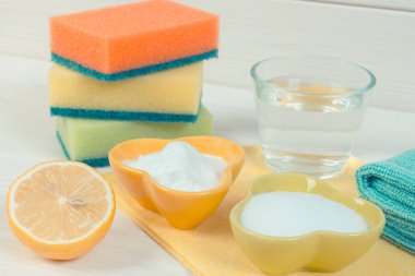 Renkli aksesuarlar ve evdeki farklı yüzeyleri temizlemek için doğal, zehirsiz deterjanlar, ev işleri kavramı