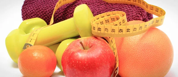 Maßband Frische Reife Früchte Und Hanteln Für Die Fitness Schlankheit — Stockfoto