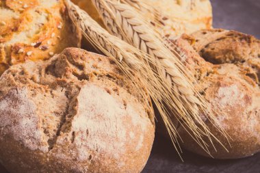 Tohumlu, çavdar ekmekli veya buğday taneli taze kepekli börek. Vintage fotoğraf