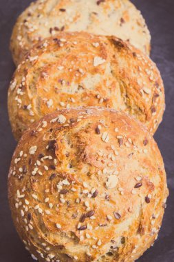 Taze pişmiş kepekli börek ya da kahvaltı için ekmek. Vintage fotoğraf