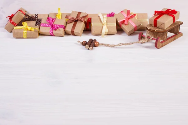 木制雪橇和用缎带包裹礼物 用于圣诞节 情人节 生日或其他庆祝活动 复制文字或题词空间 — 图库照片