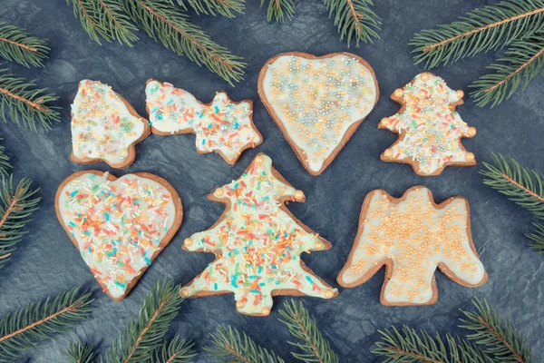 Verse Zelfgebakken Peperkoek Met Kleurrijke Decoraties Groene Sparren Takken Kersttijd — Stockfoto