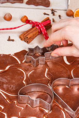 Kurabiye kesiciler, malzemeler ve hamur pişirmek ve hazırlamak için Noel bayramı kurabiyeleri veya zencefilli ekmek