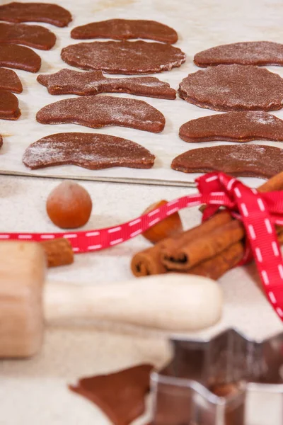 Ausstechformen Zubehör Und Teig Zum Backen Und Zubereiten Von Weihnachtsplätzchen — Stockfoto