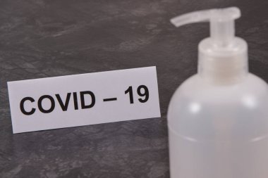Şişede alkol olan dezenfektan sıvısı. Ellerini dezenfekte et ve salgın koronavirüsü yaymayı kes. Covid-19. 2019-nCoV