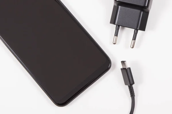 プラグ付き携帯電話と充電器 スマートフォン充電 — ストック写真