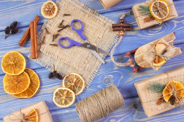 Aksesuarlar, dekorasyon, ahşap kızak ve Noel için paketlenmiş hediyeler.