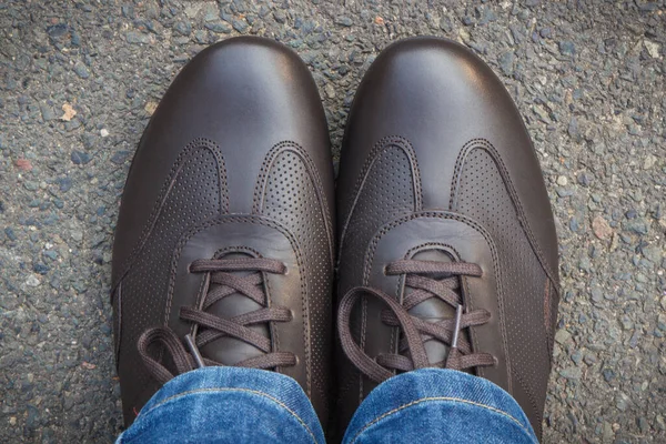 在沥青路面或人行道上的男士舒适的浅褐色皮鞋 男式鞋袜 — 图库照片