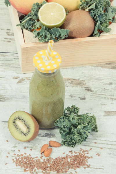 Freshly blended green coctail from fruits and vegetables. Concept of diet and healthy nutrition — Stock Image Freshly Blended Green Coctail Fruits Vegetables Concept Diet Healthy Nutrition Stock Image