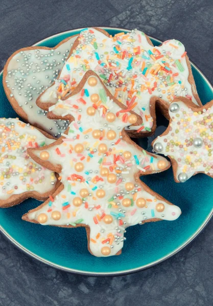 Pão Gengibre Caseiro Fresco Assado Biscoitos Com Decorações Placa Azul — Fotografia de Stock