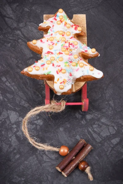 Färskt Bakat Hembakat Pepparkaksbröd Form Julgran Med Färgglada Dekorationer Träsläde — Stockfoto