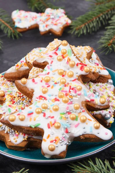 Nybakat Hembakat Pepparkaksbröd Med Dekorationer Och Gröna Grangrenar Juletid — Stockfoto