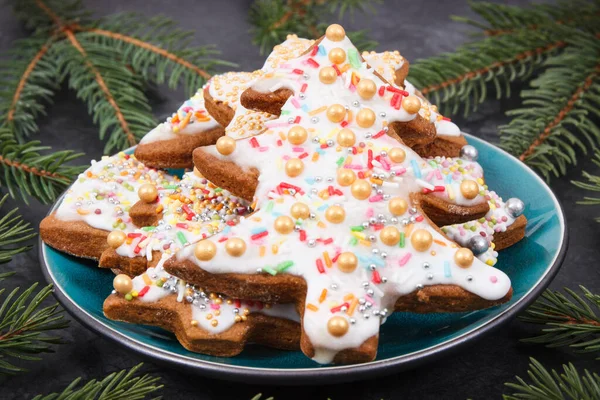 Nybakat Hembakat Pepparkaksbröd Med Dekorationer Och Gröna Grangrenar Juletid — Stockfoto