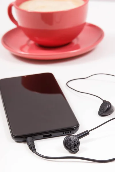 Smartphone Avec Casque Connecté Tasse Café Avec Lait Temps Détente — Photo