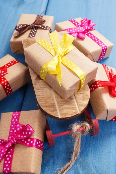 Ξύλινο Έλκηθρο Και Τυλιγμένο Δώρα Πολύχρωμες Κορδέλες Για Χριστούγεννα Αγίου — Φωτογραφία Αρχείου
