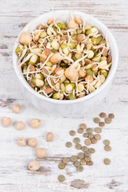 Doğal vitamin ve mineral içeren mercimek ve nohut sağlıklı filizler.