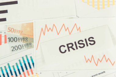 Yazı krizi, avro para birimleri ve Covid-19 'un neden olduğu mali krizi temsil eden grafikler. Dünya çapında küresel durgunluk riski